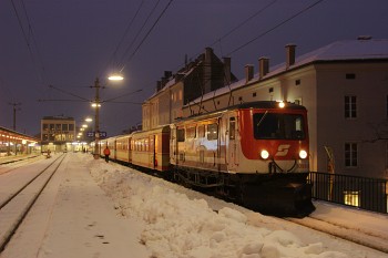 1099 007-5 an einem Wintermorgen in
   St. Pölten Hbf.