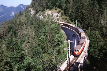 Langer Zug mit Doppeltraktion am
	Saugrabenviadukt