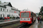 5090 017-4 vor dem Bahnhofsgebäude von Waidhofen