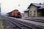 2091 009-7 mit kurzem Regionalzug
	im Bahnhof Gstadt